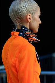 dyed hair, choker necklace, big necklace, black chocker, polish chocker, big chocker, studs chocker, hair details, bun, orange top, satin top, back details, fashion week, frenchystyle, FW, jonathan paciullo, street style, vertical, detail, atmosphere details