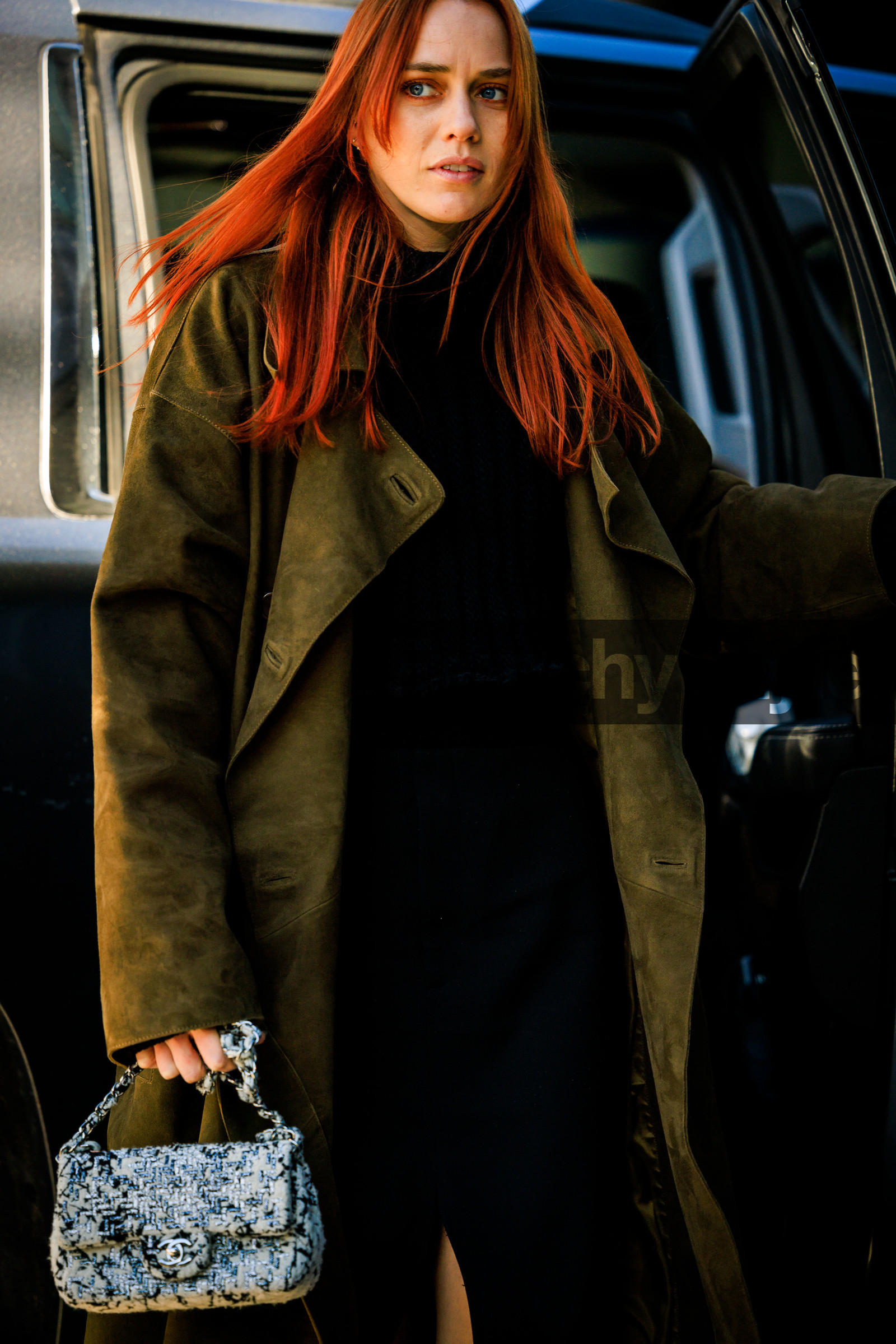 kaki trench, leather trench coat, black top, chanel bag, chanel handbag, chanel logo bag, ginger hair, black pants, street style, jonathan paciullo, FW, frenchystyle, fashion week, NYFW, NEW YORK, AUTUMN WINTER 2022-2023, FALL WINTER 2022_2023, FW 22-23, vertical, atmosphere details
