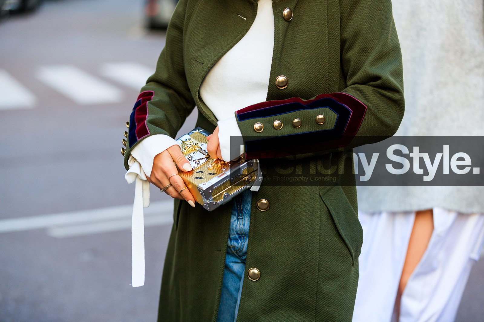 atmosphere details, AUTUMN WINTER 2017-2018, AW 17-18, blue denim, denim pants, detail, FALL WINTER 2017-2018, fashion week, frenchystyle, FW, FW 17-18, gold bag, golden details, green coat, horizontal, jeans, jonathan paciullo, leather bag, louis vuitton, metallic bag, MFW, MILAN, military coat, street style, trousers, white top