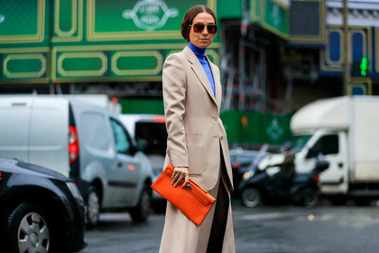 julia restoin roitfeld, erika boldrin, light beige jacket, light beige skirt, orange leather clutch, hermes clutch, bottega veneta sunglasses, metalic frame sunglasses, aviator sunglasses, geometric shape glasses, blue pullover, turtleneck pullover, mid long skirt, split skirt, black tights, black suede shoes, pump, fashion week, frenchystyle, FW, jonathan paciullo, street style, PFW, PARIS, horizontal, atmosphere details, detail
