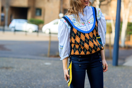 atmosphere details, AUTUMN WINTER 2017-2018, AW 17-18, black pants, blue denim, blue shirt, denim pants, detail, FALL WINTER 2017-2018, fashion week, frenchystyle, FW, FW 17-18, horizontal, irina lakicevic, jeans, jonathan paciullo, LFW, LONDON, printed sweater, street style, tartan, trousers, yellow knit, yellow sweater