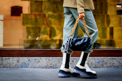 beige jacket, checked jacket, kaki pants, black leather bag, big chain strap bag, golden chain strap bag, white leather boots, chelsea boots, big sole boots, flat boots, bottega veneta bag, bottega veneta shoes, low boots, street style, jonathan paciullo, FW, frenchystyle, fashion week, MFW, MILAN, SPRING SUMMER 2021, SS 21, horizontal, atmosphere details, detail