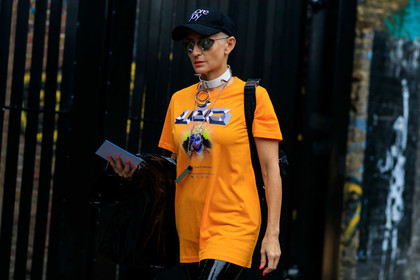 prada sunglasses, futurist shape sunglasses, metalic frame sunglasses, black cap, big chocker, leather chocker, studs chocker, orange t-shirt, short sleeves t-shirt, printed t-shirt, black vinyl pants, black vinyl boots, christopher kane cap, fashion week, frenchystyle, FW, jonathan paciullo, street style, atmosphere details, horizontal, detail