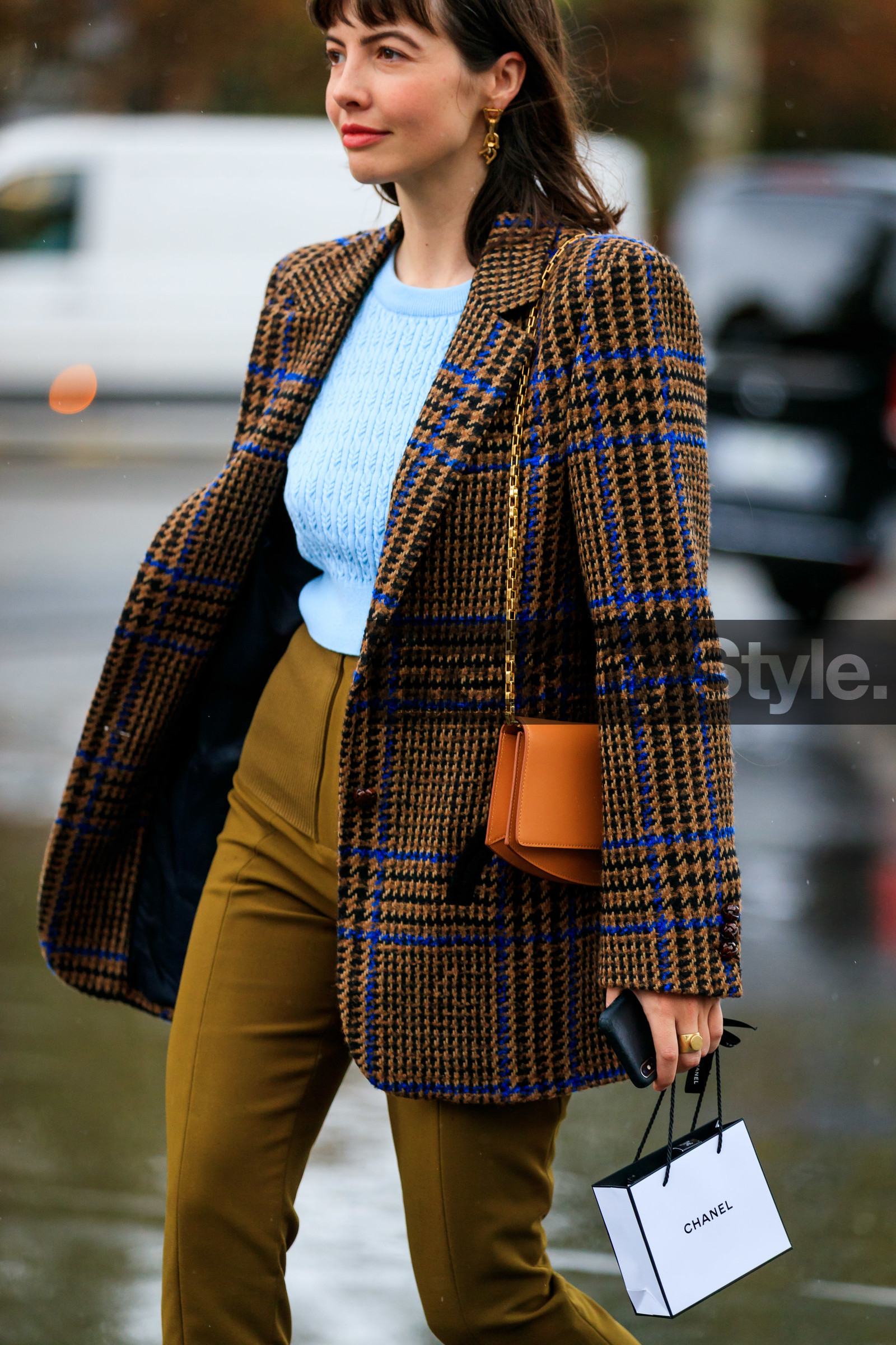 light blue pullover, checked jacket, beige jacket, brown jacket, kaki pants, camel leather bag, shoulder bag, dangling earrings, golden earrings, chain earrings, chain strap bag, golden chain strap bag, high waist pants, PARIS, PFW, SPRING SUMMER 2020, SS 20, fashion week, frenchystyle, FW, jonathan paciullo, street style, vertical, atmosphere details, detail