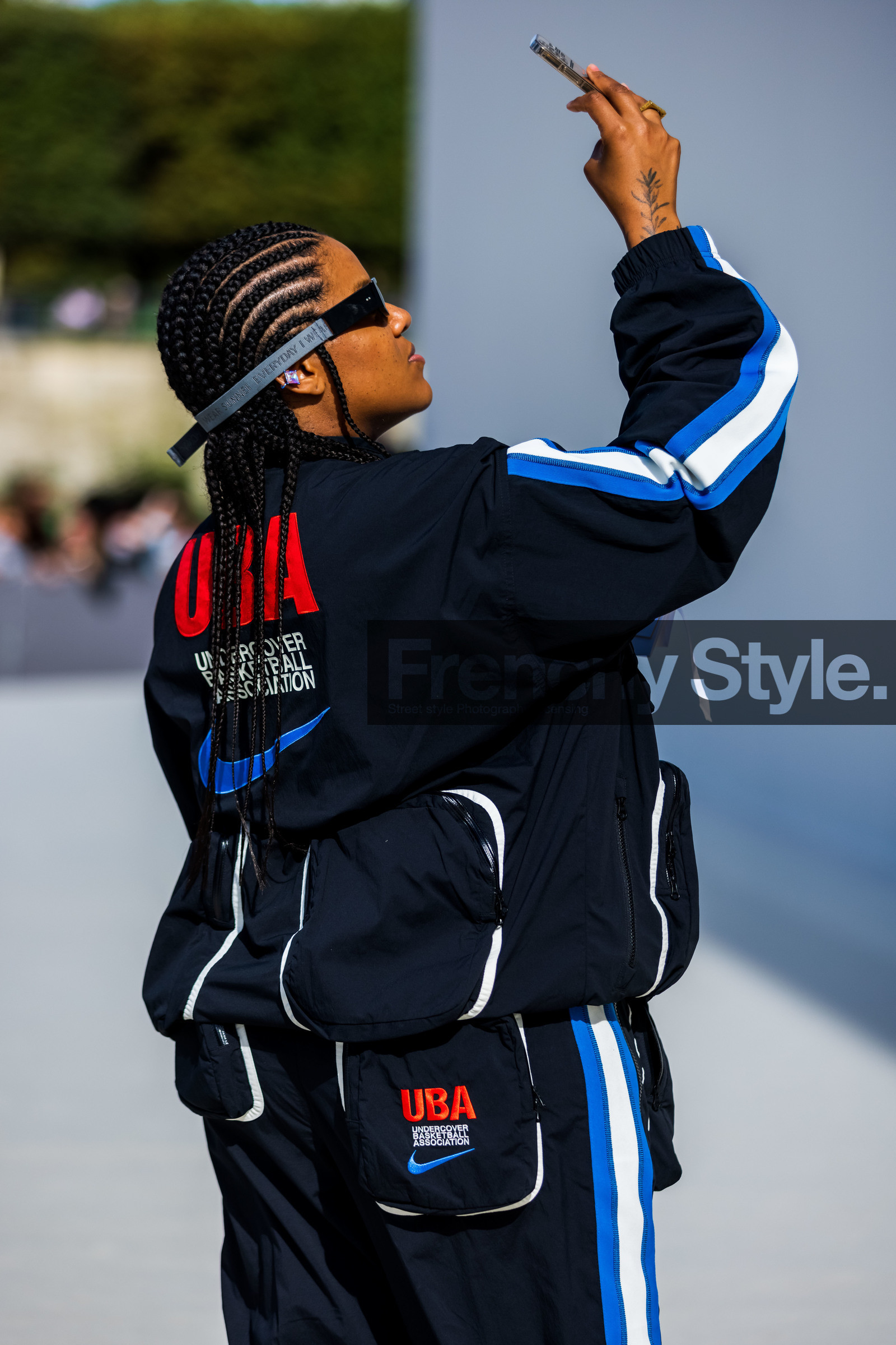 black sunglasses, jogging, lines, logo, mask sunglasses, navy jacket, navy pants, nike jacket, nike jogging, sport, sunglasses, street style, jonathan paciullo, FW, frenchystyle, fashion week, PFW, PARIS, SPRING SUMMER 2022, SS 22, vertical, atmosphere details