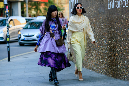 susie lau, Tiffany Hsu, yellow total look, white sunglasses, silk blouse, light yellow pants, sharp end shoes, high heels shoes, animal skin bag, white leather bag, purple dress, louis vuitton bag, tie and dye dress, black leather boots, turtleneck top, tie and dye top, long sleeve blouse, long sleeves top, neon top, saint laurent sunglasses, fashion week, frenchystyle, FW, jonathan paciullo, street style, atmosphere details, horizontal, full length