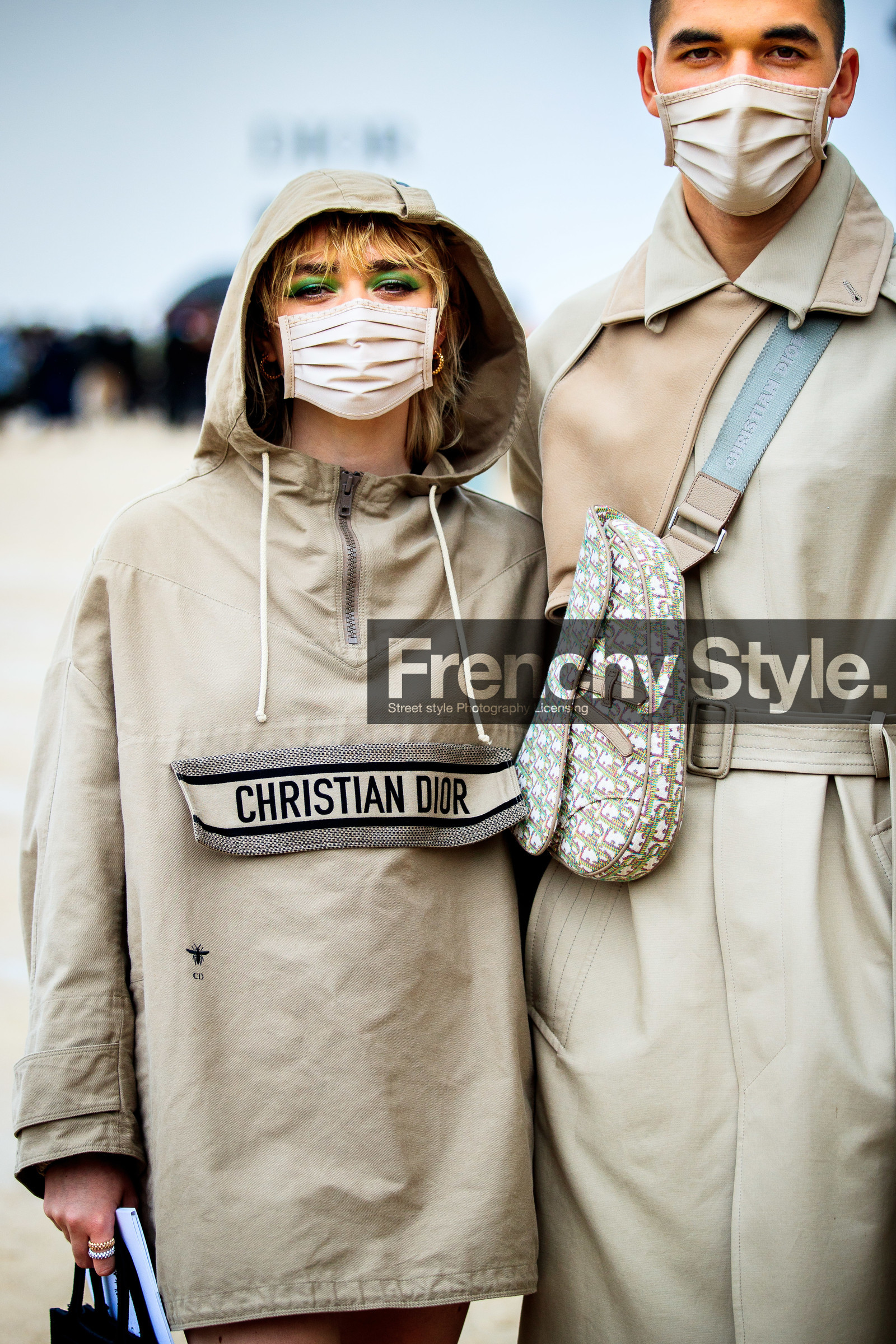 maisie williams, beige jacket, beige hoodie, jacket dress, mini dress, logo printed jacket, hoodie, zipped jacket, dior jacket, dior bag, crossbody bag, monogrammed bag, beige leather bag, green eyeliner, green eyeshadows, covid face mask, fashion week, frenchystyle, FW, jonathan paciullo, street style, PFW, PARIS, SPRING SUMMER 2021, SS 21, vertical, atmosphere details, detail