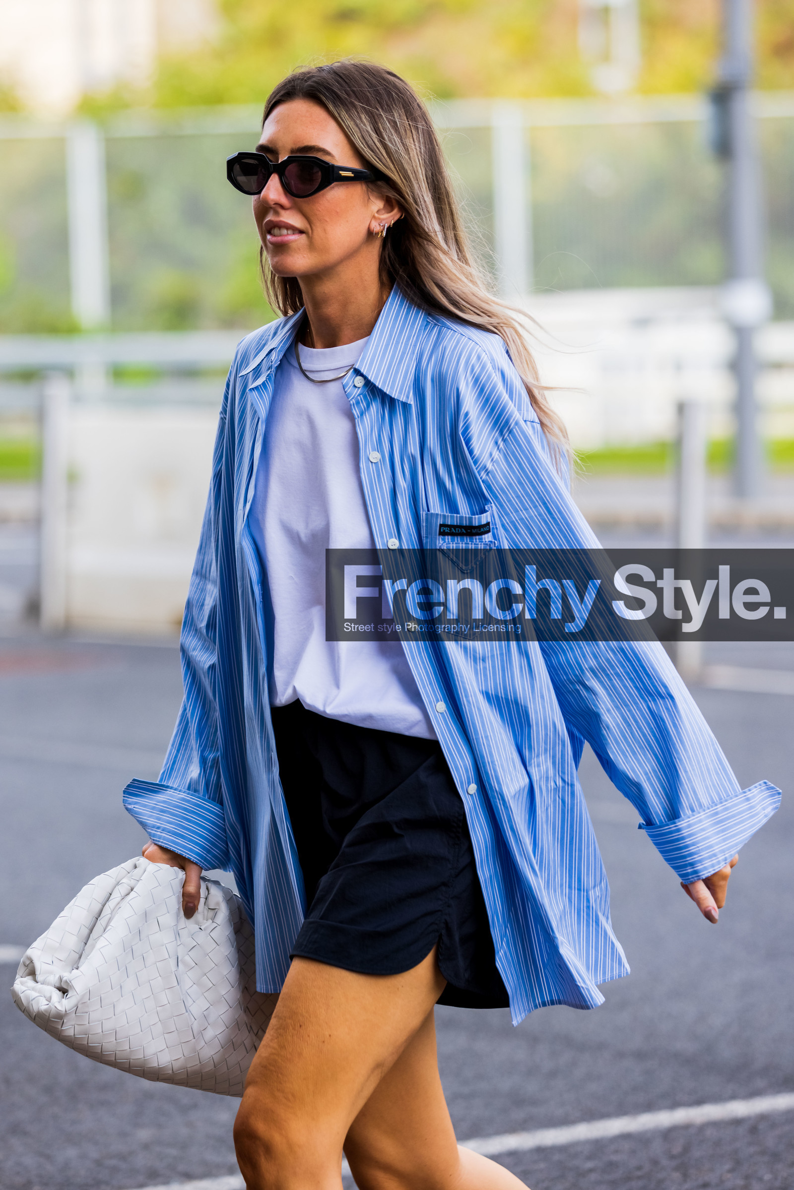 black, bottega veneta bag, pouch, handbag, shirt, short, tshirt, white, necklace, sunglasses, fashion week, frenchystyle, FW, jonathan paciullo, street style, SPRING SUMMER 2022, SS 22, LFW, LONDON, vertical, atmosphere details, detail