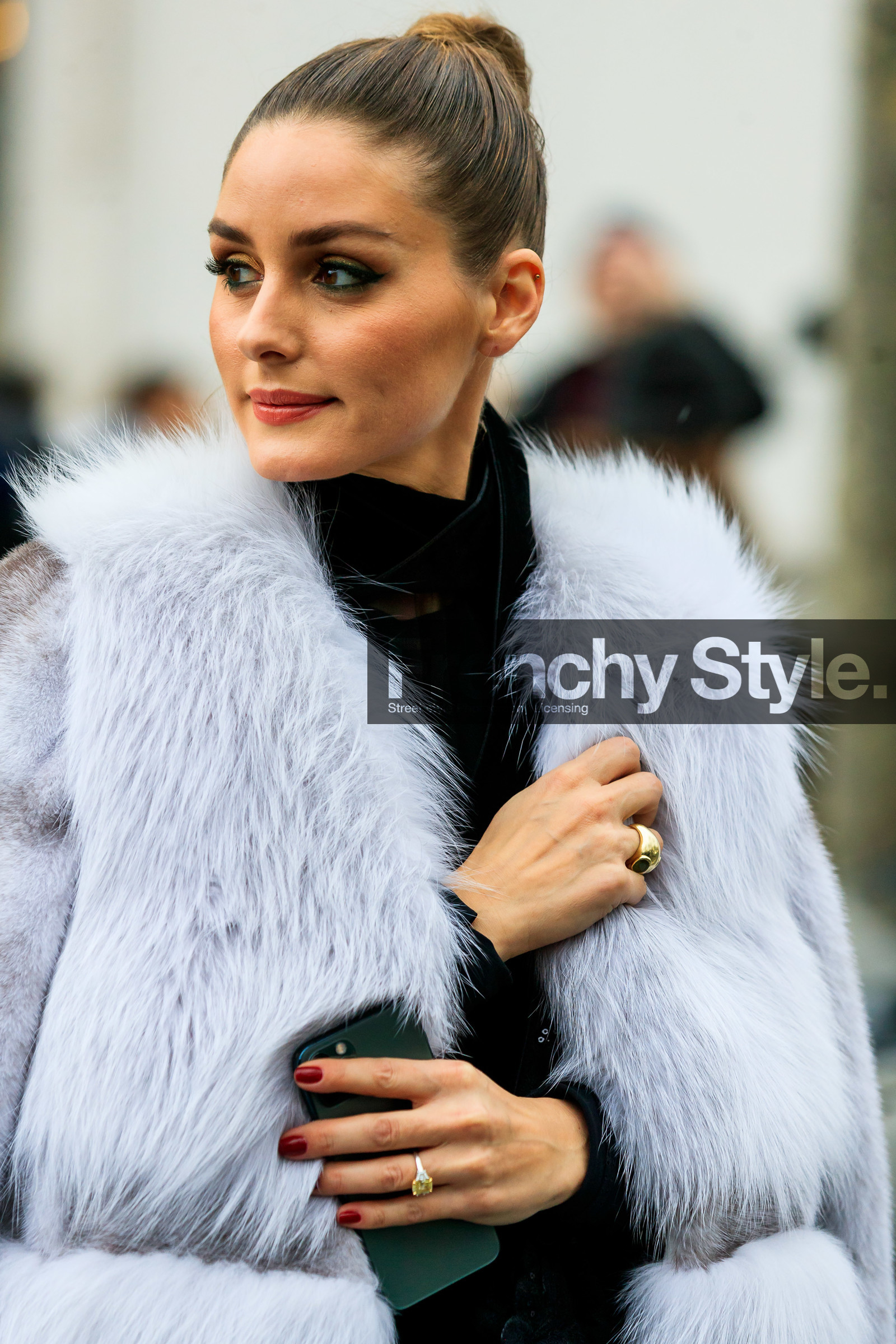 olivia palermo, light grey coat, fur coat, close up detail, make up, make up details, fashion week, frenchystyle, FW, jonathan paciullo, street style, PFW, PARIS, vertical, atmosphere details, detail