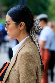 yoyo cao, burberry total look, burberry jacket, burberry pants, burberry bag, monogrammed jacket, monogrammed pants, logo all over, white shirt, beige jacket, beige pants, printed scarf, monogrammed scarf, silk scarf, hair details, beige suits, fashion week, frenchystyle, FW, jonathan paciullo, street style, vertical, detail, atmosphere details