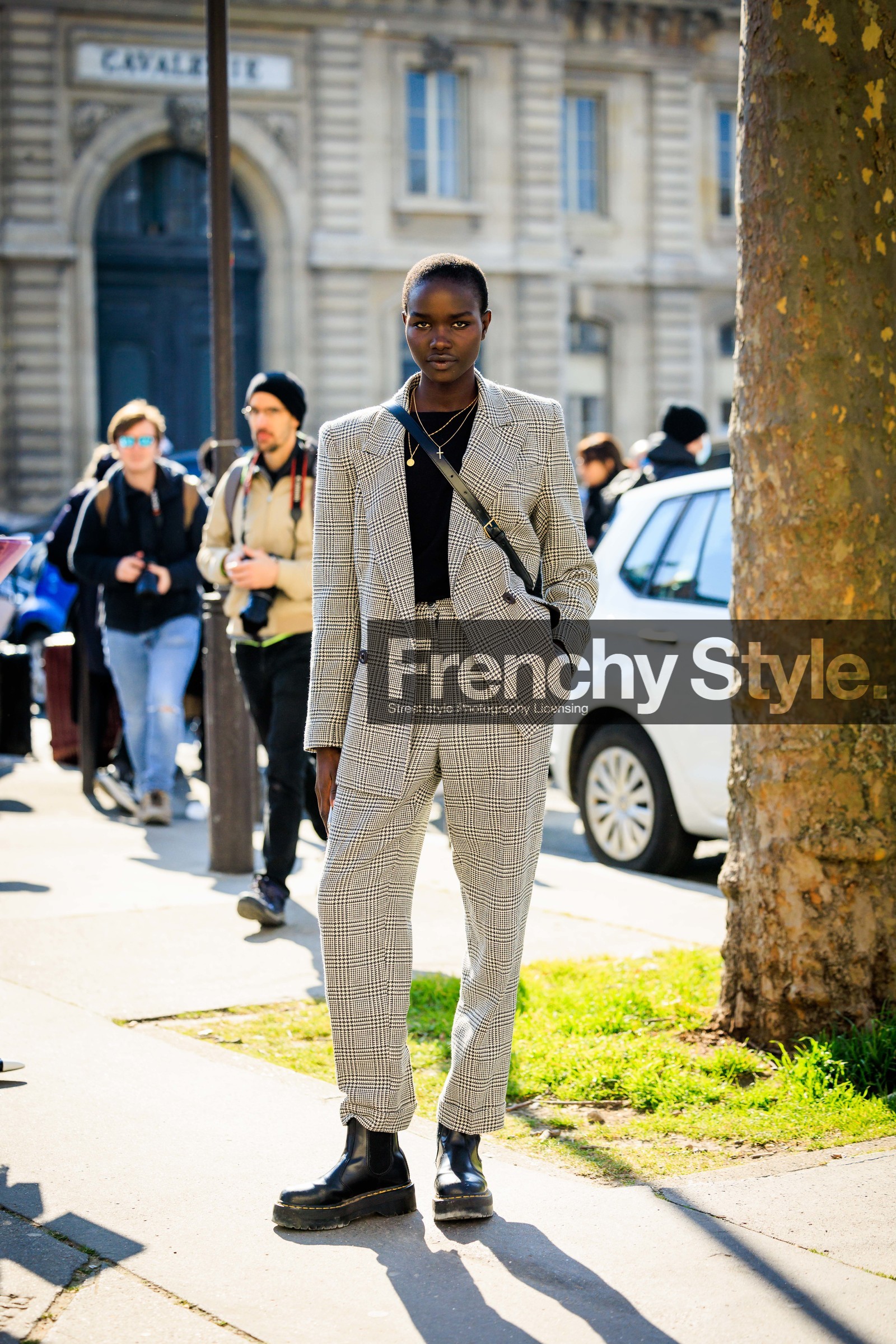 model: black top, plaid suit, grey suit, buttones blazer, crossbody bag, multiple necklace, black shoes, combat boots, dr martens boots, model, FW 22-23, FALL WINTER 2022_2023, AUTUMN WINTER 2022-2023, fashion week, frenchystyle, FW, jonathan paciullo, street style, PFW, PARIS, full length, vertical