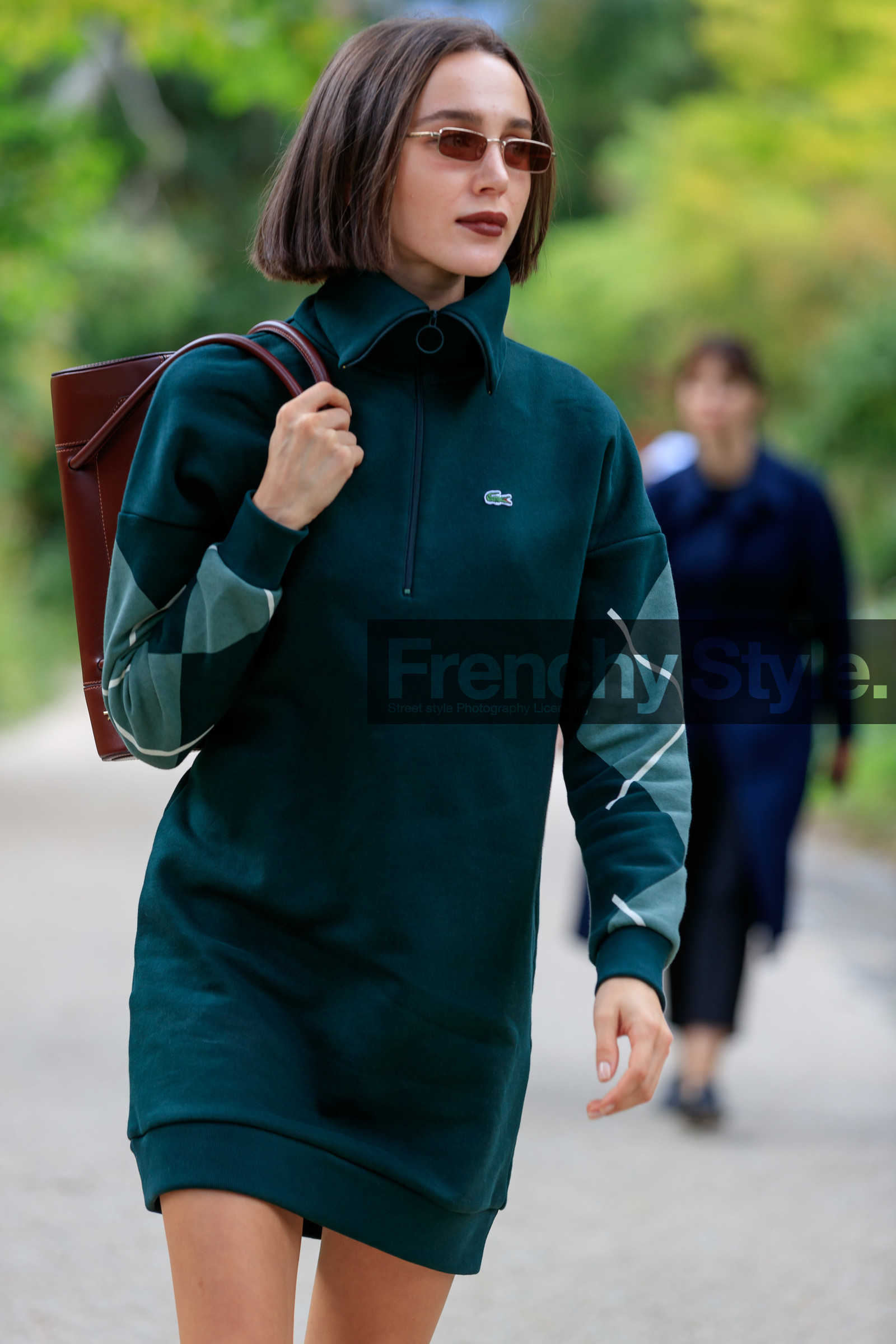 mary leest, green dress, jacquard dress, striped dress, high collar dress, zipped dress, long sleeves dress, sportswear, sportswear dress, small sunglasses, square shape glasses, red sunglasses, metalic frame sunglasses, lacoste dress, lacoste total look, PARIS, PFW, SPRING SUMMER 2020, SS 20, fashion week, frenchystyle, FW, jonathan paciullo, street style, vertical, atmosphere details, detail