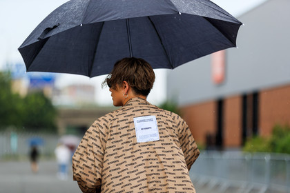 beige coat, graphic coat, printed coat, raincoat, vêtements, fashion week, frenchystyle, FW, jonathan paciullo, street style, PFW, PARIS, atmosphere details, horizontal, detail, AUTUMN WINTER 2018-2019, FALL WINTER 2018-2019, FW 18-19