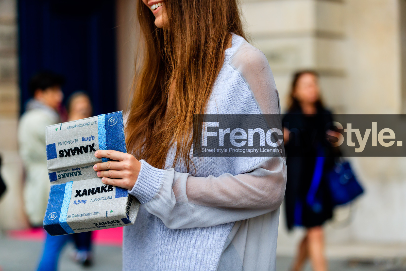 atmosphere details, AUTUMN WINTER 2016-2017, AW 16-17, blue clutch, blue sweater, detail, FALL WINTER 2016-2017, fashion week, frenchystyle, FW, FW 16-17, graphic bag, HAUTE COUTURE, horizontal, jonathan paciullo, MENSWEAR, PARIS, PFW, sarah's bag, see through, street style