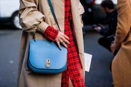 beige coat, blue bag, checked dress, graphic dress, leather bag, mulberry, plaid, printed dress, red dress, shirt dress, fashion week, frenchystyle, FW, jonathan paciullo, street style, LFW, LONDON, AUTUMN WINTER 2018-2019, AW 18-19, FALL WINTER 2018-2019, FW 18-19, horizontal, atmosphere details, detail
