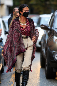 burgundy cape, burgundy scarf, burgundy blouse, lurex blouse, polka dots blouse, cachemere printed cape, black cape, black leather boots, beige pants, corduroy pants, carrot pants, belted pants, etro belt, etro boots, etro cape, etro blouse, etro look, black leather belt, golden buckle belt, golden necklace, chocker, choker necklace, choker necklace, big necklace, fringe necklace, ethnic necklace, etro necklace, covid face mask, street style, jonathan paciullo, FW, frenchystyle, fashion week, MFW, MILAN, SPRING SUMMER 2021, SS 21, vertical, detail