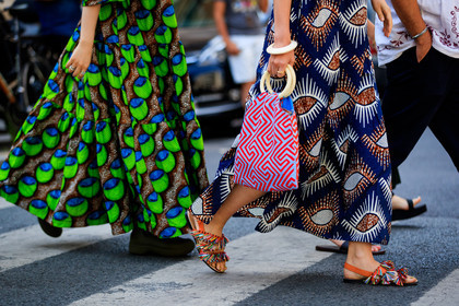 blue bag, blue dress, blue skirt, bracelet, fringes, geometric, graphic bag, graphic dress, graphic skirt, green dress, leather bag, leather shoes, multicolor bag, multicolor shoes, printed bag, printed dress, printed skirt, red bag, fashion week, frenchystyle, FW, jonathan paciullo, street style, PFW, PARIS, atmosphere details, horizontal, detail, AUTUMN WINTER 2018-2019, FALL WINTER 2018-2019, FW 18-19