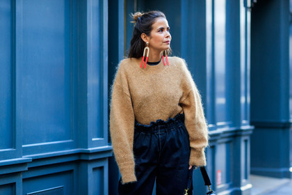 atmosphere details, black bag, black pants, camel sweater, detail, earrings, fashion week, frenchystyle, FW, high waist, horizontal, jonathan paciullo, jw anderson, LFW, LONDON, SPRING SUMMER 2018, SS 18, street style, trousers