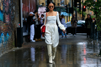 anna rosa vitiello, white total look, white top, white pants, white leather boots, long sleeves top, tight top, carrot pants, high waist pants, loose pants, high boots, red leather bag, chain strap bag, shoulder bag, metalic frame sunglasses, plastic earrings, black earrings, dangling earrings, fashion week, frenchystyle, FW, jonathan paciullo, street style, atmosphere details, horizontal, full length