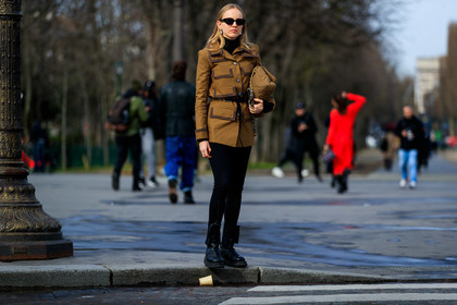 alexandra carl, kaki jacket, kaki bag, camel jacket, brown jacket, black sunglasses, black pants, black leather boots, technical fabric pants, split pants, tight pants, black leather belt, metalic belt, chain belt, belted jacket, pearl earrings, dangling earrings, black pullover, turtleneck pullover, quilted bag, multi pocket jacket, chanel bag, chanel belt, chanel jacket, quilted boots, flat boots, fashion week, frenchystyle, FW, jonathan paciullo, street style, PFW, PARIS, horizontal, atmosphere details, full length