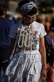 clip, dior clip, floral print, flower, flower print, headband, pearl, pearl necklace, print, printed dress, printed headband, statement necklace, strass bracelet, sunglasses, white dress, white headband, white sunglasses, street style, jonathan paciullo, FW, frenchystyle, fashion week, PFW, PARIS, SPRING SUMMER 2022, SS 22, vertical, atmosphere details