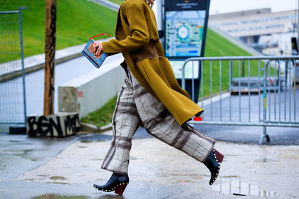 atmosphere details, AUTUMN WINTER 2017-2018, AW 17-18, beige pants, black shoes, blue bag, camel coat, checked pants, detail, FALL WINTER 2017-2018, fashion week, frenchystyle, FW, FW 17-18, graphic pants, high heels, horizontal, irina lakicevic, jonathan paciullo, leather bag, leather shoes, PARIS, PFW, plaid, printed bag, printed pants, street style, studs, tartan, trousers