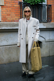 linda tol, light beige coat, kaki bag, huge bag, big bag, tol sunglasses, butterfly sunglasses, beige pants, checked scarf, plaid scarf, fashion week, frenchystyle, FW, jonathan paciullo, street style, PFW, PARIS, vertical, full length