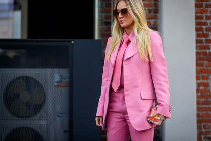 blazer, gucci, pink jacket, pink pants, pink shirt, pink suit, pink tie, sunglasses, tone on tone, total look pink, trousers, fashion week, frenchystyle, FW, jonathan paciullo, street style, MFW, MILAN, AUTUMN WINTER 2018-2019, FALL WINTER 2018-2019, FW 18-19, horizontal, atmosphere details, tina leung