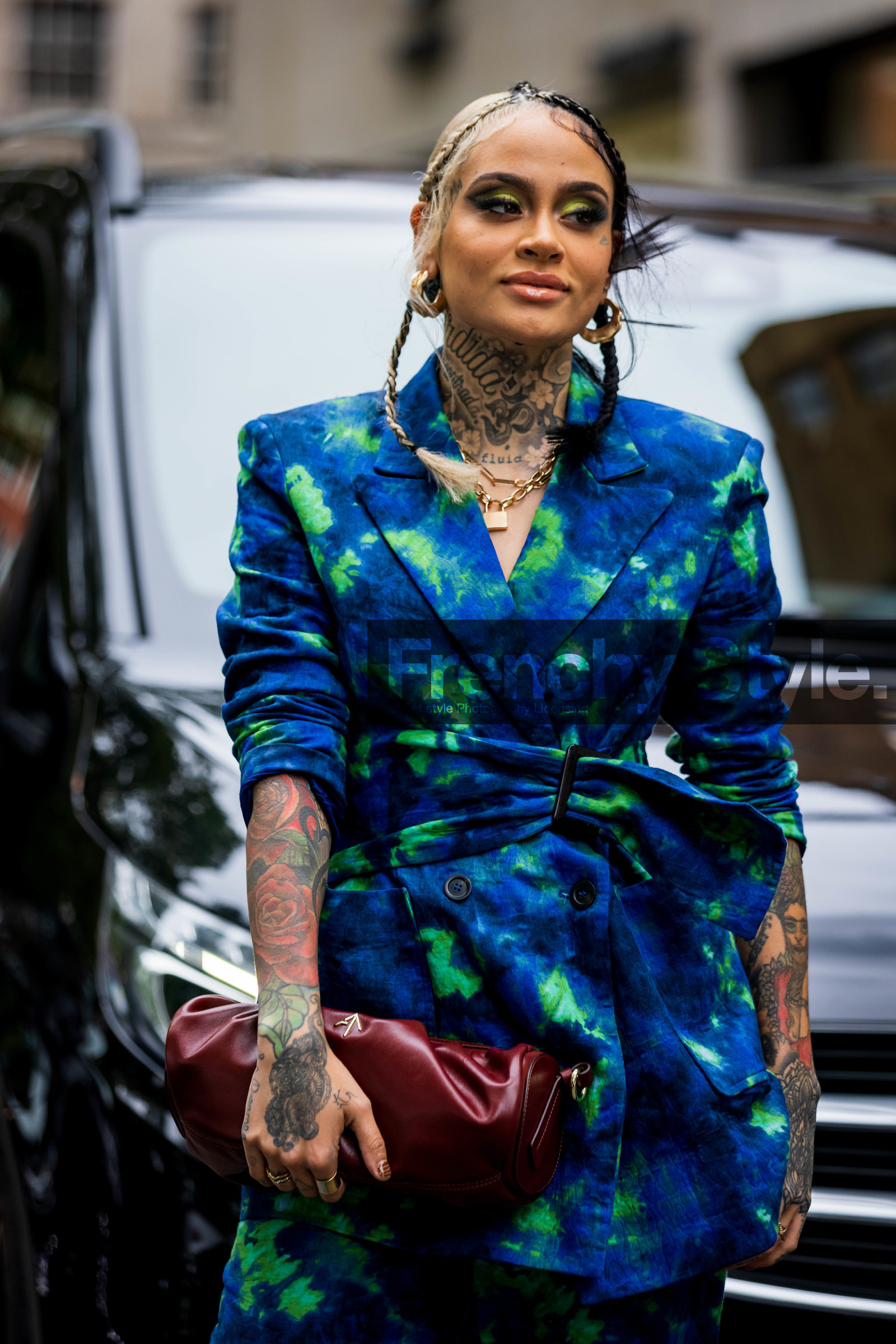 Kehlani, suit, blazer, pouch, handbag, burgundy, blazer, print, earrings, loops, tie dye, fashion week, frenchystyle, FW, jonathan paciullo, street style, SS 22, SPRING SUMMER 2022, LFW, LONDON, vertical, atmosphere details, detail