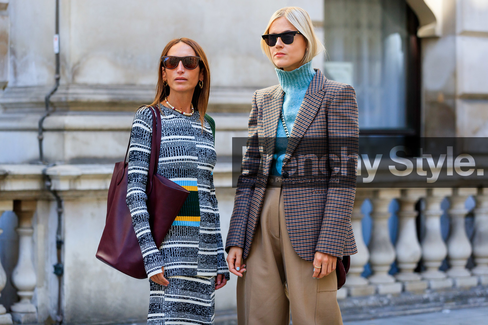 linda tol, chloe loulou de saison, long dress, knitwear, knit dress, asymmetrical dress, grey dress, striped dress, long sleeves dress, burgundy leather bag, shoulder bag, shopping bag, brown scale sunglasses, pearl necklace, turtleneck pullover, light blue pullover, checked jacket, beige pants, oversize pants, carrot pants, black sunglasses, butterfly sunglasses, metalic frame sunglasses, cartier ring, yellow shoes, sharp end shoes, crossbody bag, high heels shoes, fashion week, frenchystyle, FW, jonathan paciullo, street style, atmosphere details, horizontal, detail