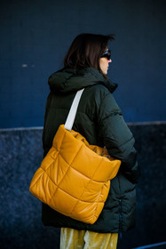 puffy cabas bag, yellow cabas bag, puffy jacket, green winter jacket, yellow pants, velvet pants, black sunglasses, fashion week, frenchystyle, FW, jonathan paciullo, street style, NYFW, NEW YORK, AUTUMN WINTER 2022-2023, FALL WINTER 2022_2023, FW 22-23, vertical, atmosphere details