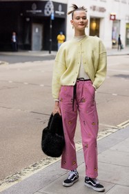 Daniela Kocianova, knits, cardigan, yellow, pink, trousers, pants, high waisted, vans, black, cabas bag, furry bag, handbag, loops, print, fashion week, frenchystyle, FW, jonathan paciullo, street style, SPRING SUMMER 2022, SS 22, LFW, LONDON, vertical, full length, model