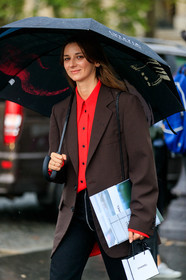 brie welch, brown jacket, red jacket, black pants, PARIS, PFW, SPRING SUMMER 2020, SS 20, fashion week, frenchystyle, FW, jonathan paciullo, street style, vertical, atmosphere details, detail