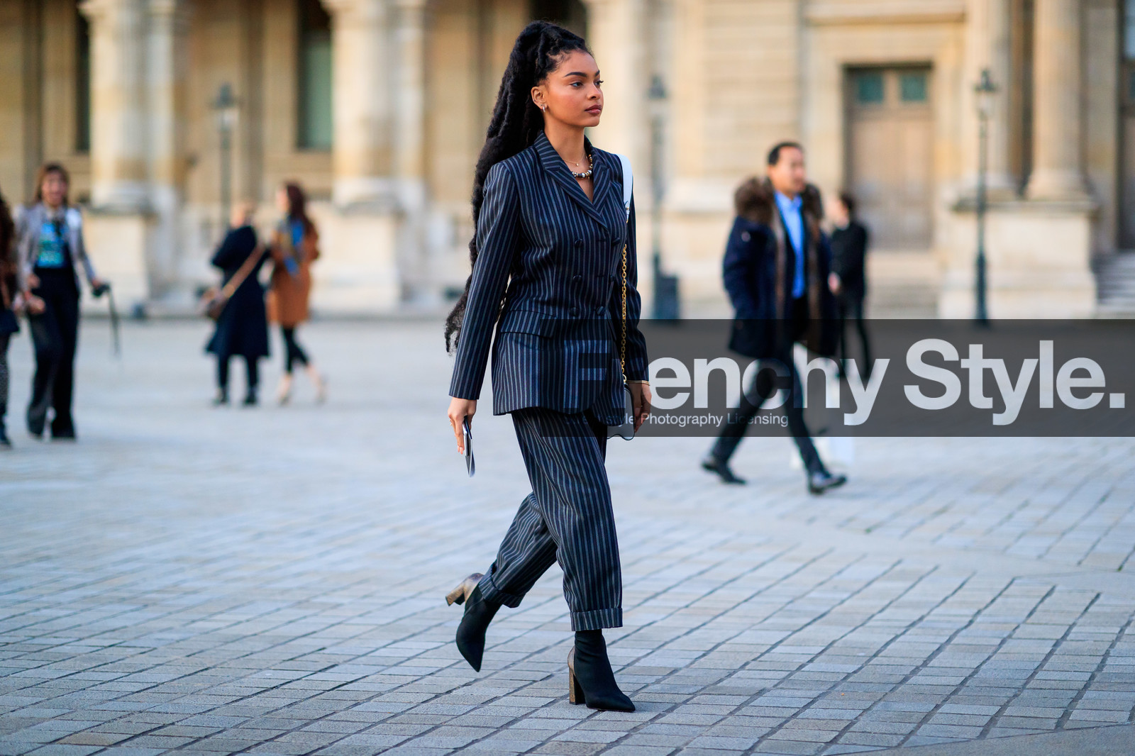 sharon alexie, louis vuitton bag, louis vuitton jacket, louis vuitton pants, striped jacket, striped pants, striped look, white leather bag, grey jacket, grey pants, navy blue jacket, navy blue pants, shoulder bag, golden chain strap bag, fashion week, frenchystyle, FW, jonathan paciullo, street style, PFW, PARIS, horizontal, atmosphere details, full length