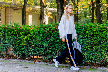 atmosphere details, backpack, black bag, black pants, fashion week, frenchystyle, full length, FW, horizontal, jonathan paciullo, Kirin Dejonckheere, leather bag, leather shoes, model, PARIS, PFW, SPRING SUMMER 2018, SS 18, street style, streetwear, trousers, white sneakers, white sweater