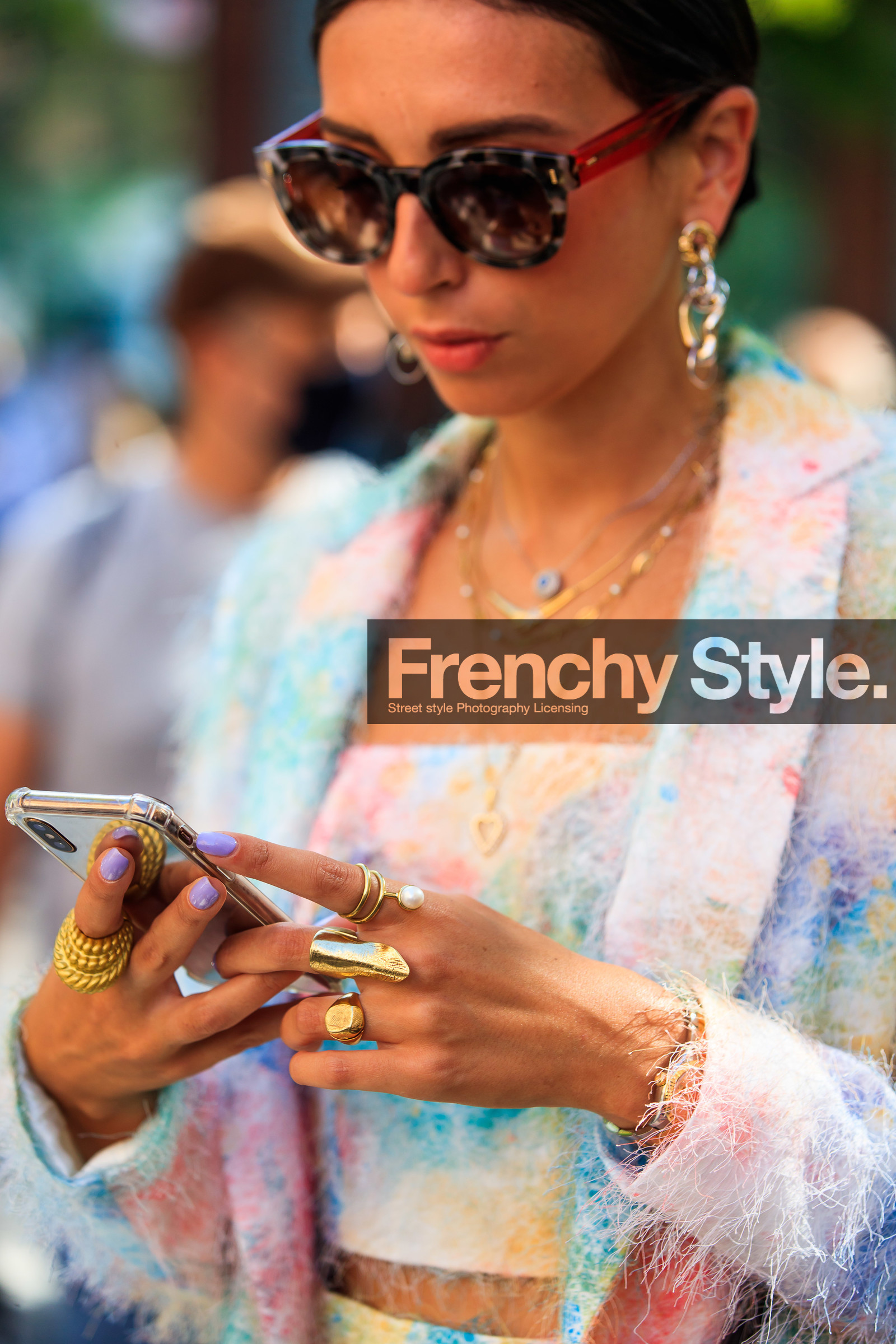 multicolor jacket, multicolor top, tie and dye jacket, tie and dye top, fringe jacket, fringe top, cropped top, multi necklace, multi rings, scale sunglasses, golden earrings, golden rings, golden necklace, long necklace, long earring, dangling earrings, big ring, pearl ring, close up detail, jewel close up, light pink jacket, light pink top, light yellow jacket, light yellow top, green jacket, green top, blue jacket, blue top, gabriella berdugo, fashion week, frenchystyle, FW, jonathan paciullo, street style, MFW, MILAN, SPRING SUMMER 2021, SS 21, vertical, detail