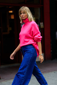pink pullover, turtleneck pullover, blue jeans, denim, flare jeans, loose jeans, fashion week, frenchystyle, FW, jonathan paciullo, street style, vertical, detail, atmosphere details