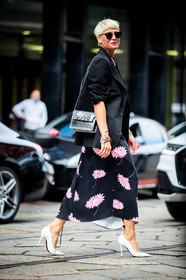black jacket, black skirt, floral printed skirt, light pink skirt, long skirt, silvered bag, shoulder bag, silvered buckle bag, animal skin bag, marni bag, white leather pumps, scale sunglasses, rayban sunglasses, pearl bracelet, shell bracelet, lucky charm bracelet, multi bracelet, elisa nalin, street style, jonathan paciullo, FW, frenchystyle, fashion week, MFW, MILAN, SPRING SUMMER 2021, SS 21, vertical, full length