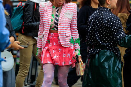 thom browne jacket, thom browne look, thom browne skirt, thom browne bag, thom browne tights, thom browne tie, pink jacket, pink skirt, pink tights, checked jacket, pleated skirt, mini skirt, embroidered skirt, embroidered jacket, pearl embroidered jacket, animal printed tights, velvet skirt, corduroy skirt, sheer shirt, embroidered shirt, green shirt, sequins shirt, green leather bag, white leather bag, vichy printed bag, multicolor bag, fashion week, frenchystyle, FW, jonathan paciullo, street style, PFW, PARIS, SPRING SUMMER 2020, SS 20, horizontal, atmosphere details, detail