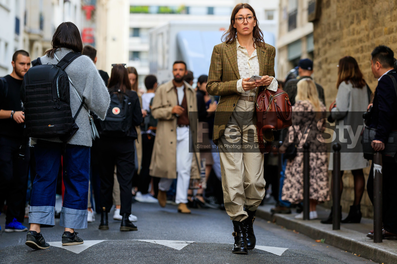 checked jacket, kaki jacket, beige jacket, white shirt, animal print shirt, light beige pants, black leather boots, flat boots, low boots, brown leather bag, big bag, carrot pants, PARIS, PFW, SPRING SUMMER 2020, SS 20, fashion week, frenchystyle, FW, jonathan paciullo, street style, horizontal, atmosphere details, full length