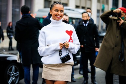 ami, jumper, white jumper, turtleneck, mini skirt, beige skirt, ami bag, mini bag, black bag, golden rings, braided hair, fashion week, frenchystyle, FW, jonathan paciullo, street style, PFW, PARIS, menswear, AUTUMN WINTER 2022-2023, FALL WINTER 2022-2023, FW 22-23, atmosphere details, detail, horizontal