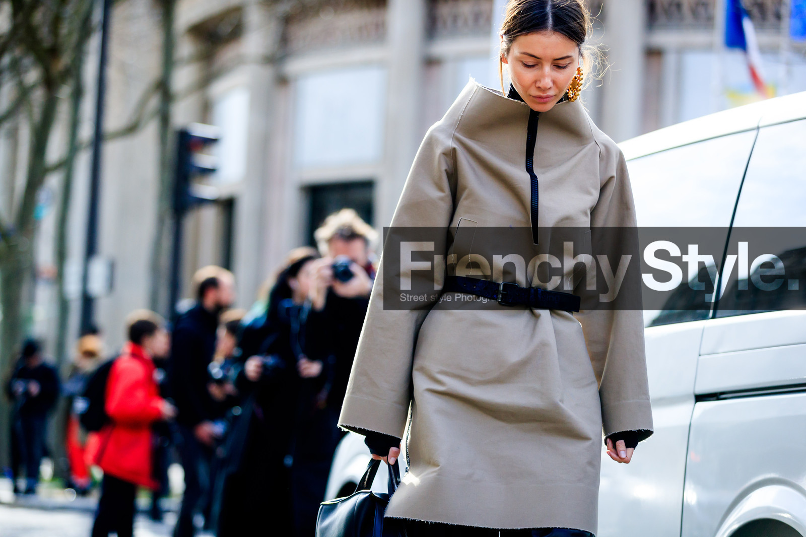 atmosphere details, AUTUMN WINTER 2017-2018, AW 17-18, beige dress, black belt, black pants, detail, earrings, FALL WINTER 2017-2018, fashion week, frenchystyle, FW, FW 17-18, horizontal, jonathan paciullo, julie pelipas, leather pants, PARIS, PFW, street style, trousers, zip
