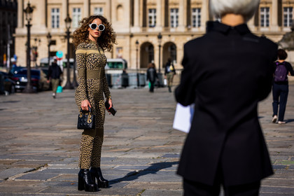 animal print, bag, beige jumpsuit, black bag, black boots, boots, curly hair, dior bag, dior look, jumpsuit, leather bag, leopard jumpsuit, leopard print, oversize sunglasses, patent boots, patent plateform, plateform boots, quilted bag, Sira Pevida, sunglasses, zipped jumpsuit, street style, jonathan paciullo, FW, frenchystyle, fashion week, PFW, PARIS, SPRING SUMMER 2022, SS 22, horizontal, atmosphere details, full length