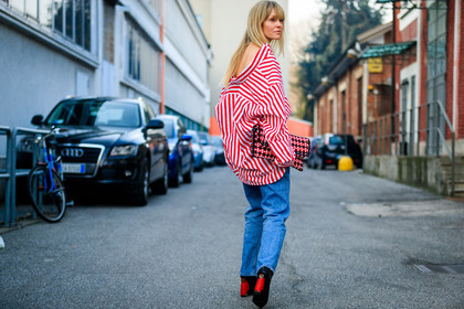 atmosphere details, AUTUMN WINTER 2017-2018, AW 17-18, black shoes, blue denim, checked bag, denim pants, FALL WINTER 2017-2018, fashion week, frenchystyle, full length, FW, FW 17-18, geometric, graphic bag, graphic shirt, high heels, horizontal, jeanette madsen, jeans, jonathan paciullo, leather bag, leather shoes, MFW, MILAN, red bag, red shirt, street style, striped shirt, stripes, trousers