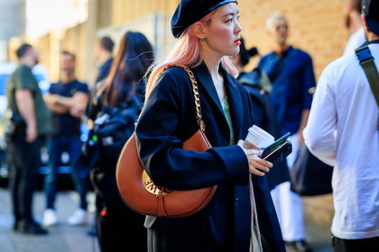 cap, black cap, black jacket, oversize jacket, loewe bag, brown leather bag, golden chain strap bag, fashion week, frenchystyle, FW, jonathan paciullo, street style, atmosphere details, horizontal, detail