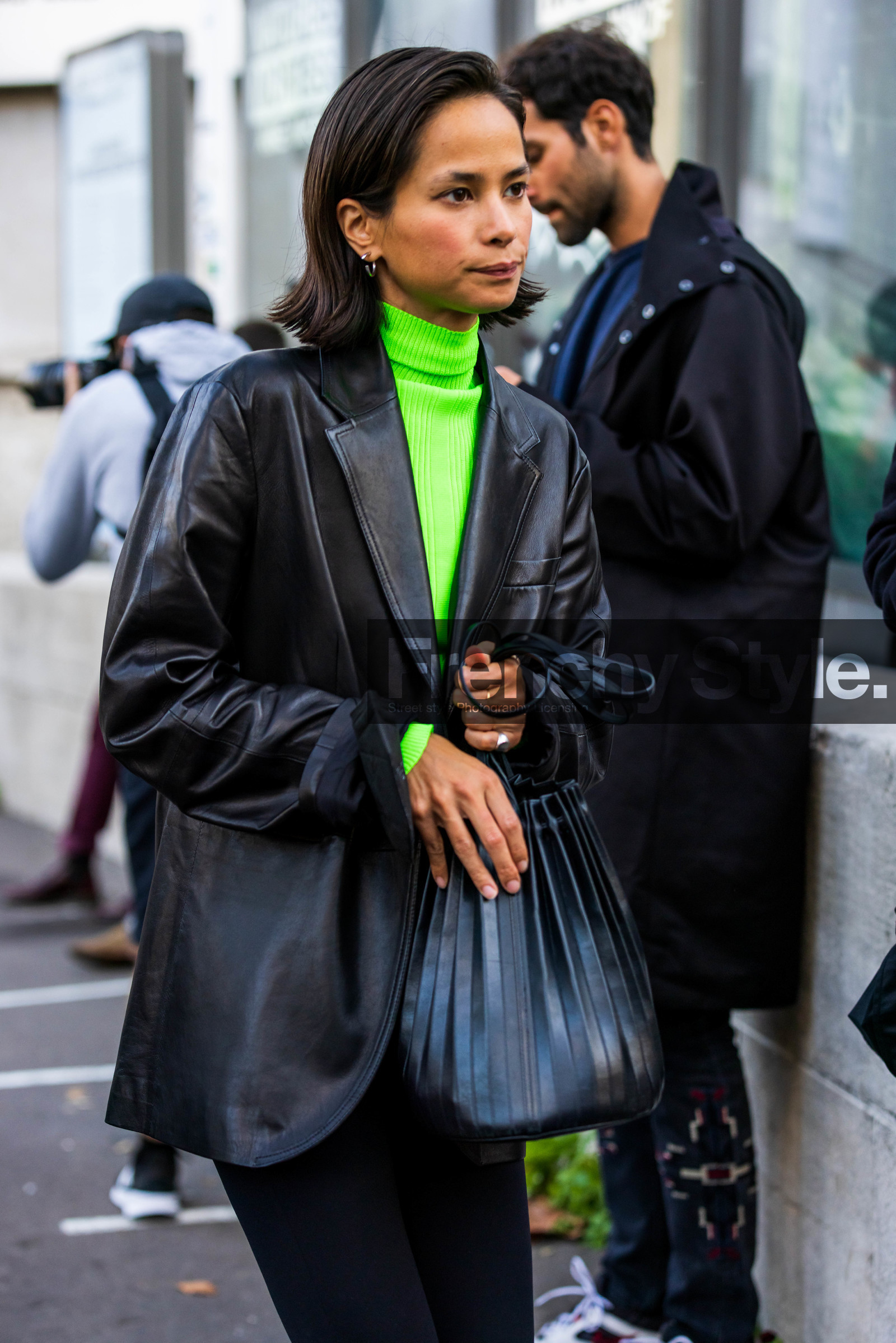 bag, black bag, black blazer, black legging, blazer, fluo green turtleneck, leather bag, leather blazer, turtleneck, fashion week, frenchystyle, FW, jonathan paciullo, street style, PFW, PARIS, SPRING SUMMER 2022, SS 22, vertical, atmosphere details