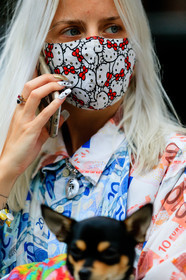 close up detail, mask detail, blue shirt, red shirt, printed shirt, bill printed shirt, euro printed shirt, nail art, nails details, covid face mask, jamie-maree shipton, street style, jonathan paciullo, FW, frenchystyle, fashion week, MFW, MILAN, SPRING SUMMER 2021, SS 21, vertical, detail