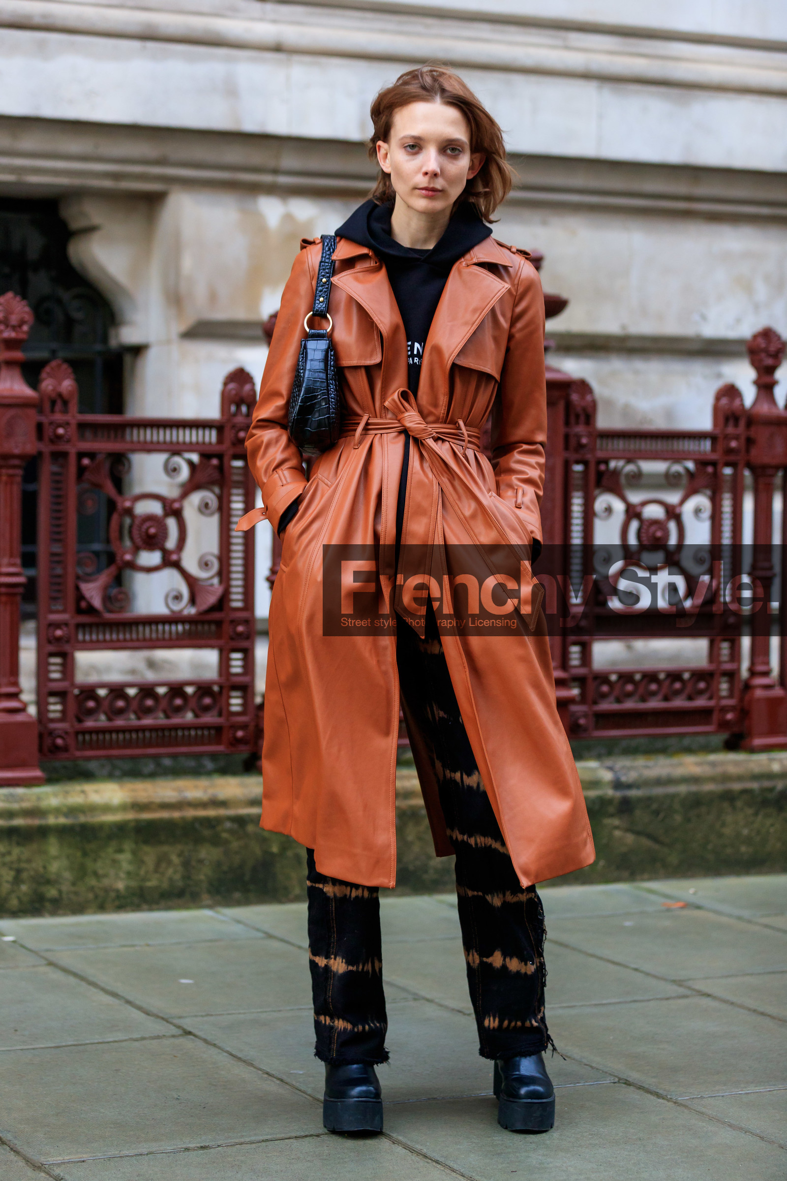 model, camel leather jacket, belted jacket, long jacket, black hoodie, black leather bag, shoulder bag, animal skin bag, black jeans, tie and dye jeans, used jeans, black leather boots, platform shoes, fashion week, frenchystyle, FW, jonathan paciullo, street style, LFW, LONDON, AUTUMN WINTER 2020-2021, FALL WINTER 2020-2021, FW 20-21, vertical, full length