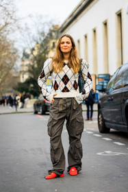 black bag, chanel bag, rhombuses jumper, white jumper, knitwear, cargo pants, kaki pants, chanel loafers, orange loafers, street style, jonathan paciullo, FW, frenchystyle, fashion week, AUTUMN WINTER 2022-2023, FALL WINTER 2022_2023, FW 22-23, PFW, PARIS, full length, vertical