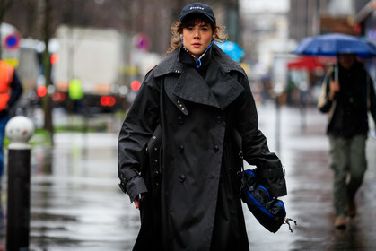 black cap, black trench coat, black bag, oversize trench coat, sacai bag, etudes cap, fashion week, frenchystyle, FW, jonathan paciullo, street style, PFW, PARIS, horizontal, atmosphere details, detail